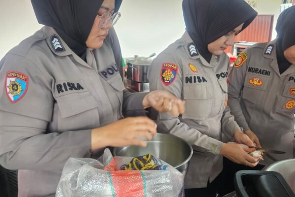 Aksi Humanis Polwan Polda Jabar di Dapur Lapangan, Bantu Pengungsi Banjir Karawang