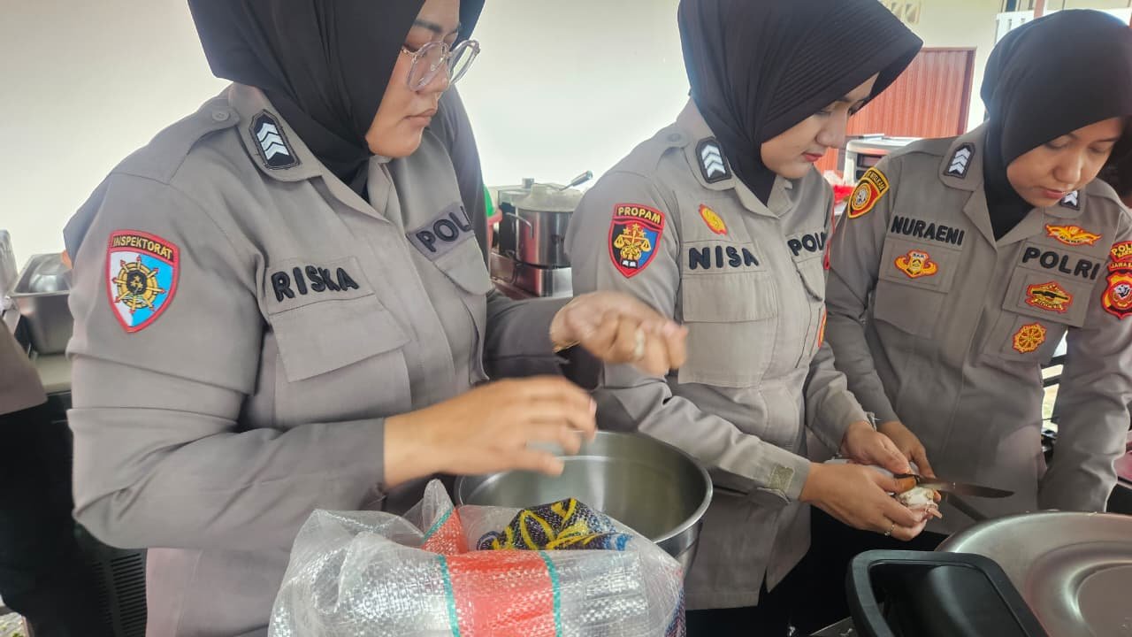 Aksi Humanis Polwan Polda Jabar di Dapur Lapangan, Bantu Pengungsi Banjir Karawang
