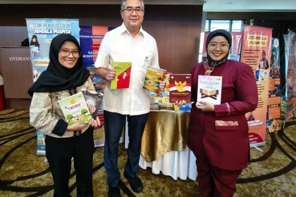 Bukan Sekadar Tugas Kuliah, Jendela Puspita Tampilkan Buku Karya Mahasiswa di Festival Project Esa Unggul