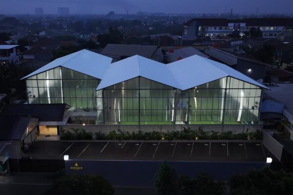 Monarch Padel Bintaro, Lapangan Padel Rezky Aditya dengan Sentuhan Arsitektur Tropis Kontemporer