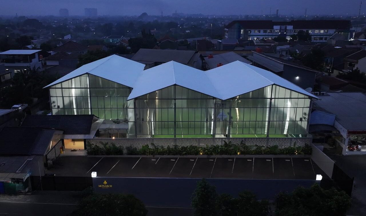 Monarch Padel Bintaro, Lapangan Padel Rezky Aditya dengan Sentuhan Arsitektur Tropis Kontemporer