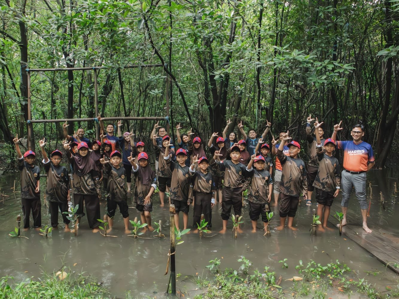 HARRIS Puri Mansion dan Oakwood PIK Jakarta Gelar Edukasi dan Penanaman Mangrove Peringati World Environment Education Day 2026