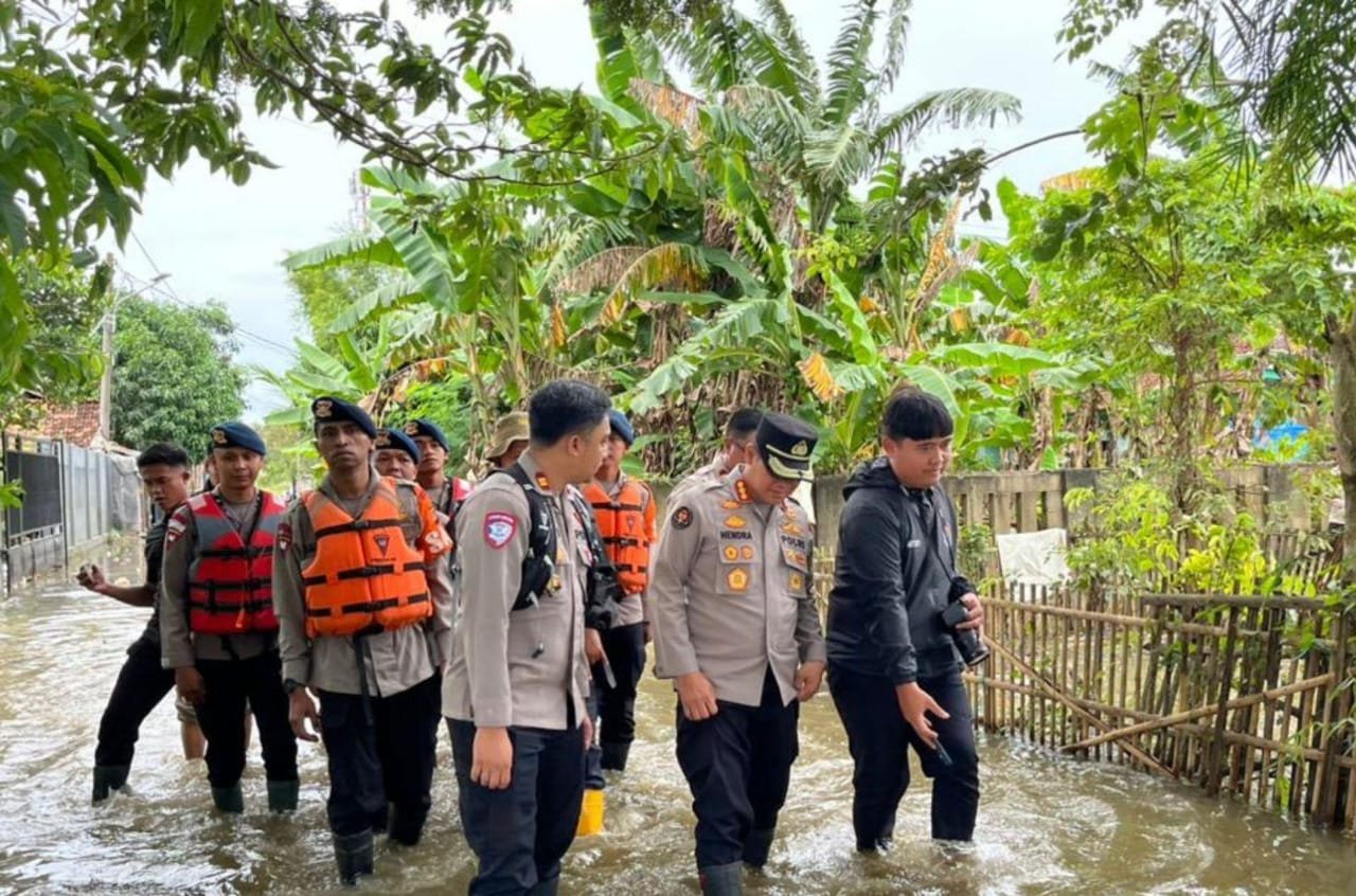 Kabid Humas dan Brimob Polda Jabar Sigap Tangani Banjir di Karawang