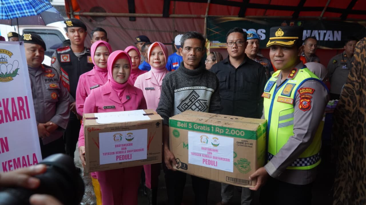 Empati Polri untuk Korban Banjir, Polda Jabar Salurkan Bantuan Sosial