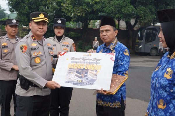ASN Polri Berprestasi Terima Reward dari Kapolres Bogor