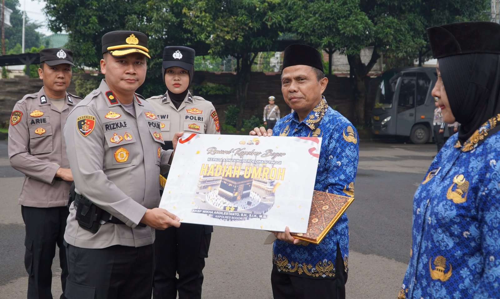 ASN Polri Berprestasi Terima Reward dari Kapolres Bogor
