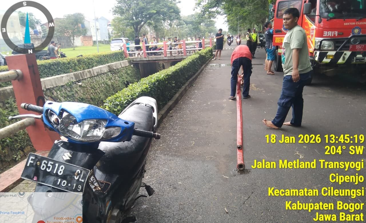 Evakuasi Dramatis Motor Tercebur di Kali Metland Cileungsi