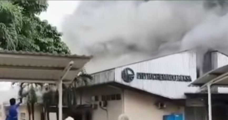 Kebakaran Pabrik di Gunung Putri Bogor, Puluhan Petugas Damkar Gabungan Dikerahkan