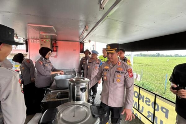 Saat Banjir Datang, Dapur Lapangan Polri Jadi Harapan Warga Karawang