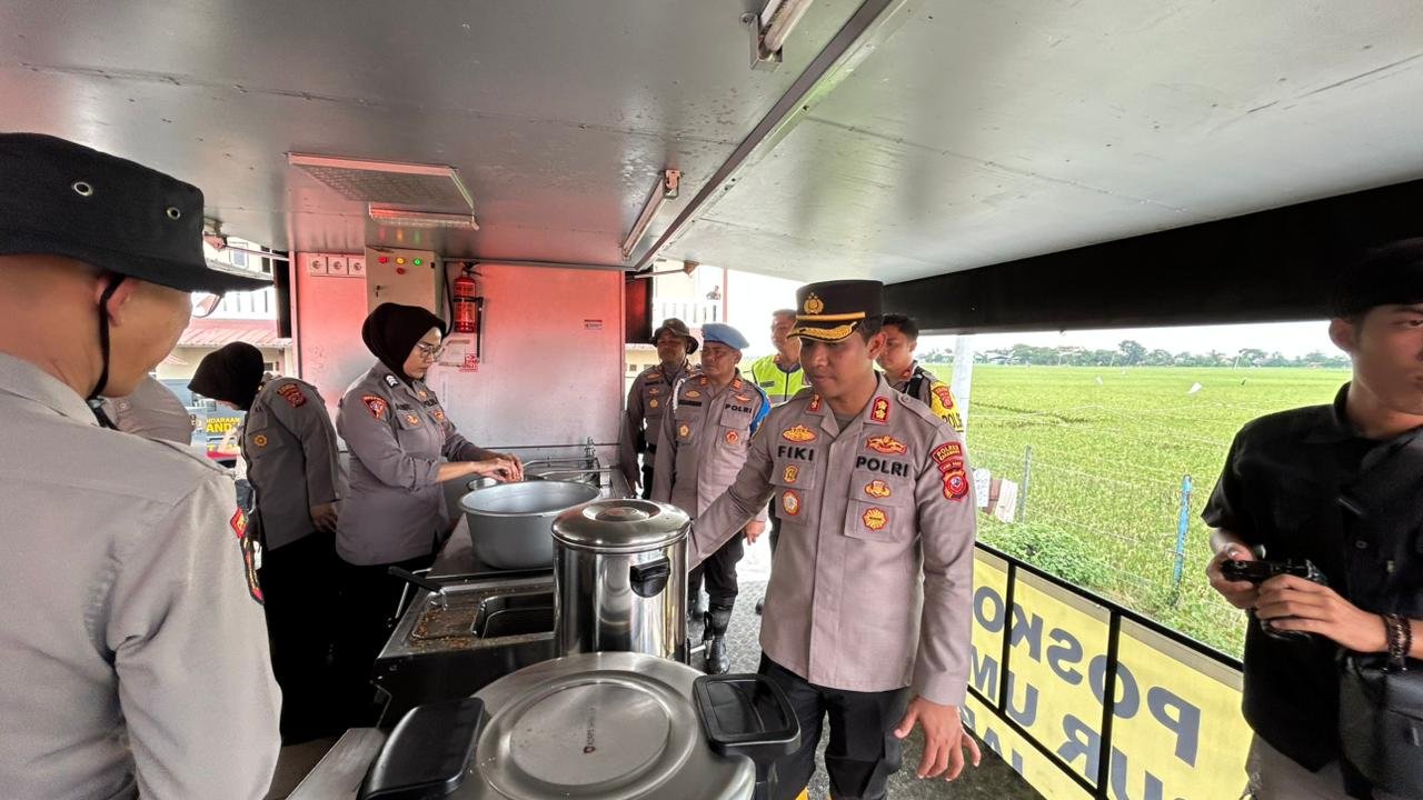 Saat Banjir Datang, Dapur Lapangan Polri Jadi Harapan Warga Karawang