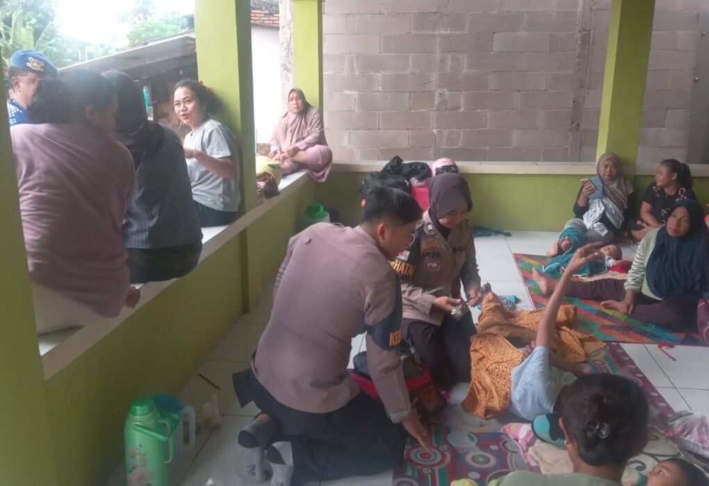 Polri All Out Tangani Banjir Karawang, Dapur Lapangan dan Patroli Kesehatan Dikerahkan