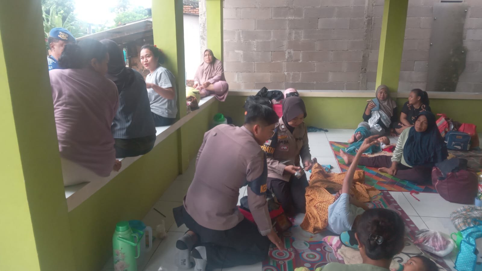 Polri All Out Tangani Banjir Karawang, Dapur Lapangan dan Patroli Kesehatan Dikerahkan