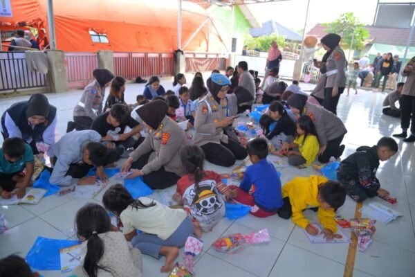 Aksi Kemanusiaan Polwan Polda Jabar, Anak-Anak Pengungsi Longsor Terima Bantuan