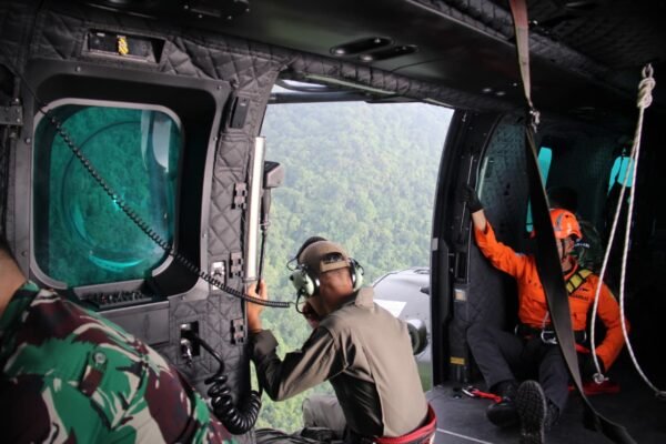 TNI AU Kerahkan Helikopter Caracal Cari Pesawat ATR 400 yang Hilang di Maros