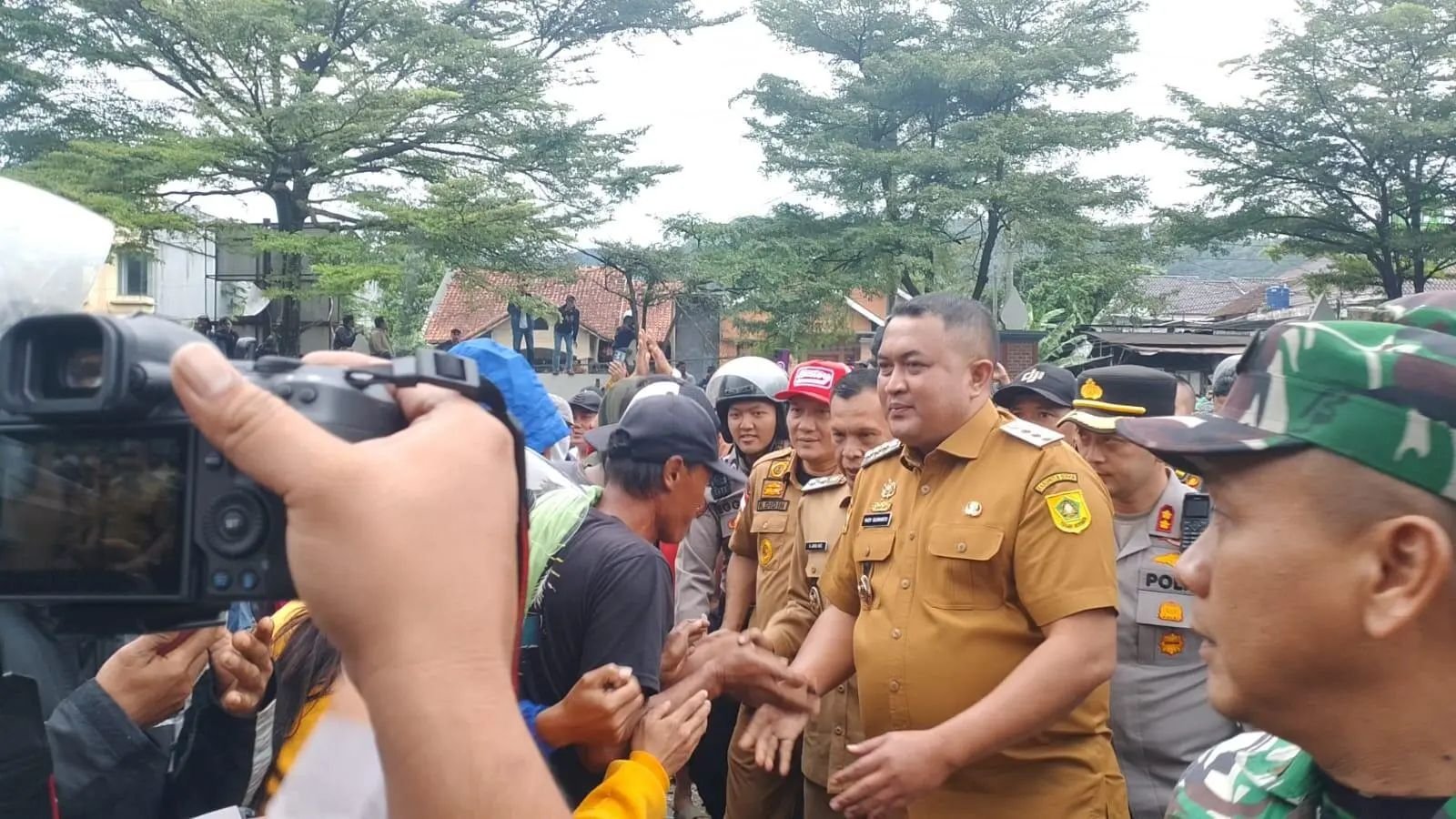 Temui Massa Aksi di Cigudeg, Bupati Bogor Janji Cari Solusi Dampak Penutupan Tambang