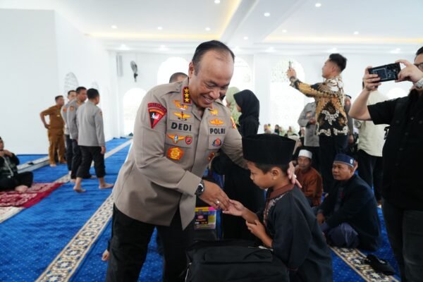 Kunjungi SMA Kemala Taruna Bhayangkara, Wakapolri Salurkan Santunan dan Bansos