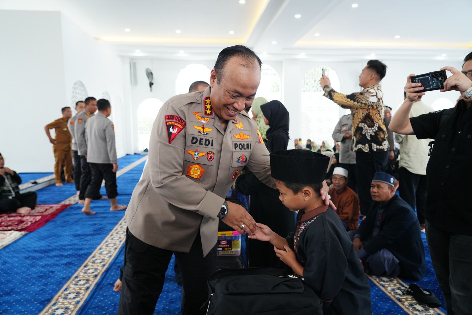 Kunjungi SMA Kemala Taruna Bhayangkara, Wakapolri Salurkan Santunan dan Bansos