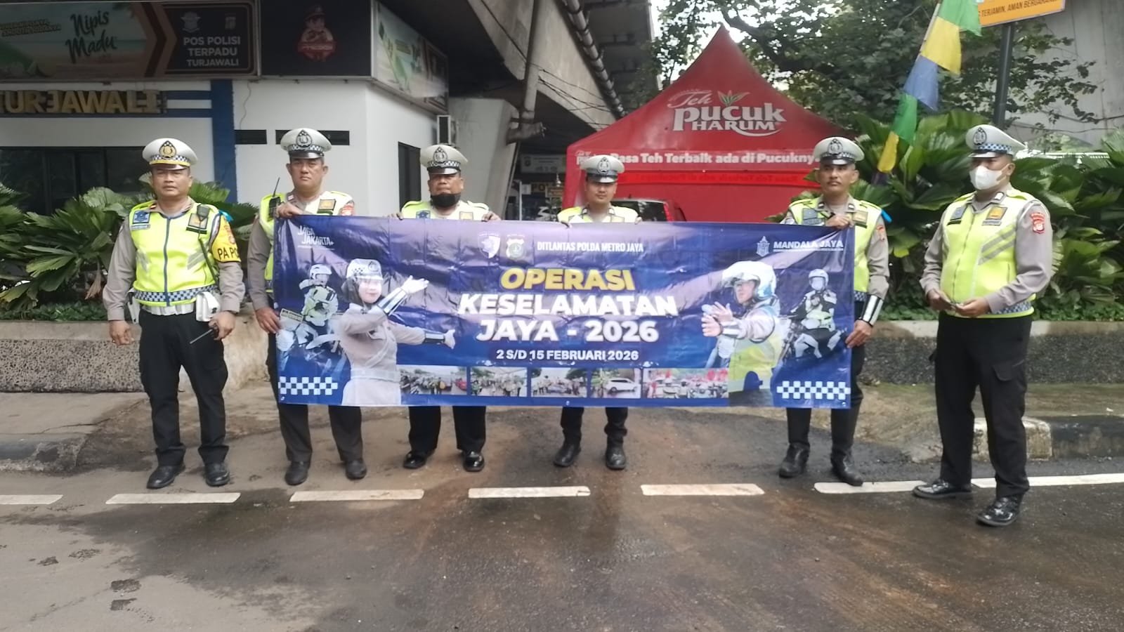 Hari Pertama Operasi Keselamatan Jaya 2026, Satlantas Polres Jakbar Fokus Sosialisasi di Lampu Merah