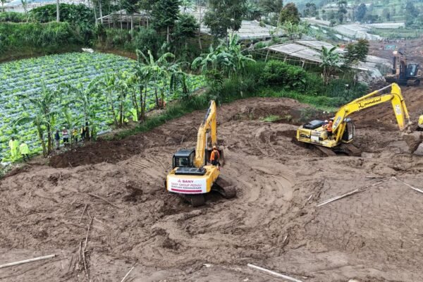 SANY Siapkan Bantuan Ekskavator Dukung Pemerintah Evakuasi Korban Bencana di Cisarua, Jawa Barat