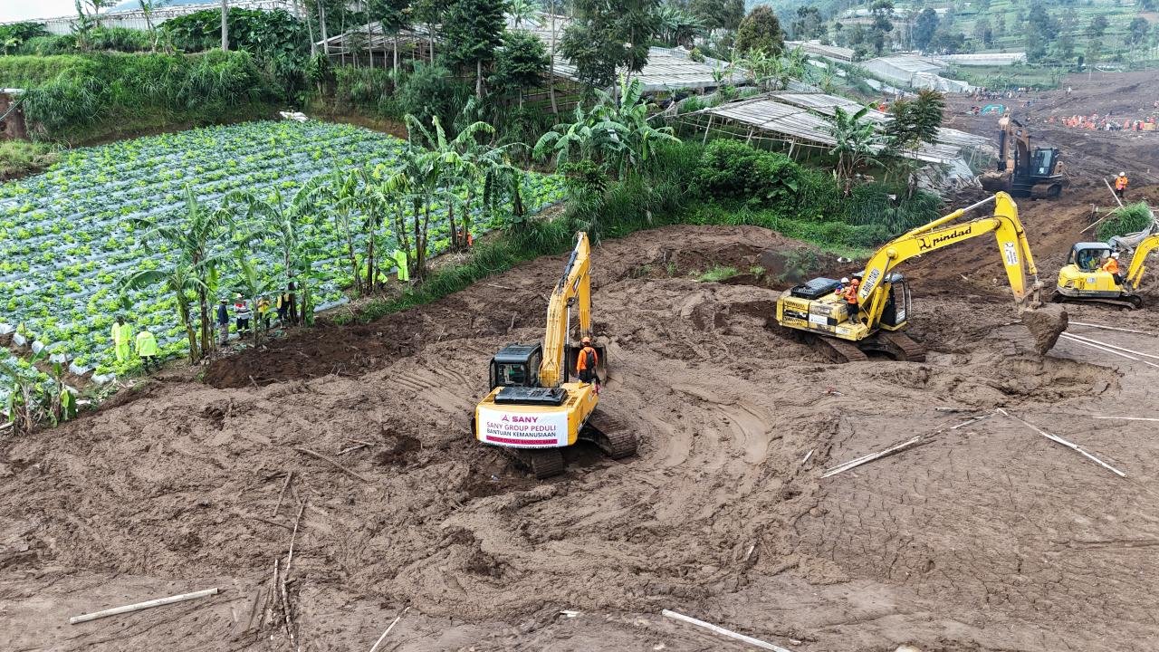 SANY Siapkan Bantuan Ekskavator Dukung Pemerintah Evakuasi Korban Bencana di Cisarua, Jawa Barat