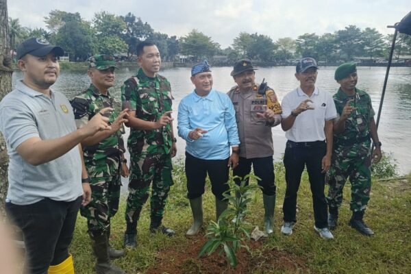 Setu Gedong Makin Asri, Polsek Cibinong Gelar Aksi Lingkungan Bersama Forkopimcam