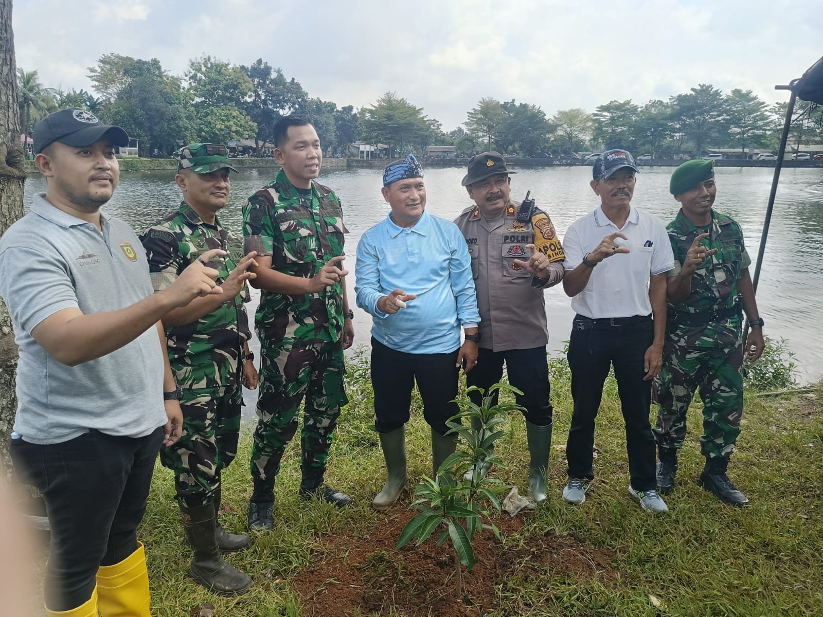 Setu Gedong Makin Asri, Polsek Cibinong Gelar Aksi Lingkungan Bersama Forkopimcam