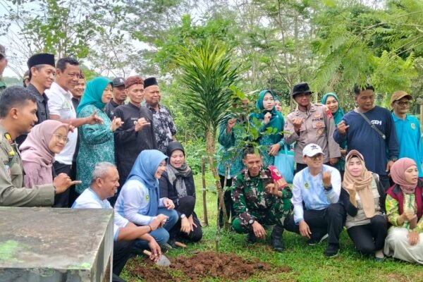 Penanaman Pohon Polsek Rancabungur Tema Hutan Kota di Desa Rancabungur