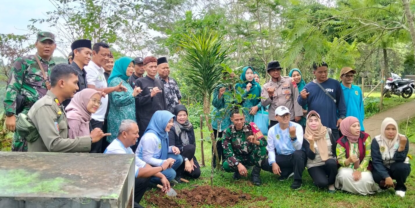 Penanaman Pohon Polsek Rancabungur Tema Hutan Kota di Desa Rancabungur