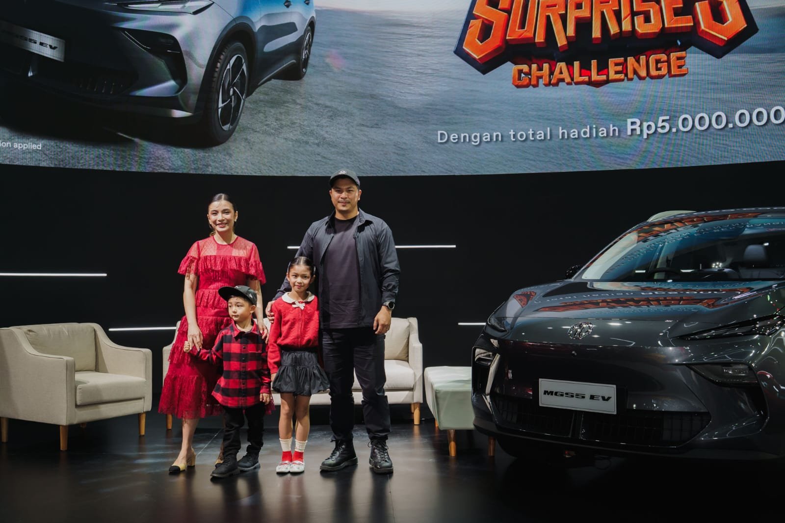 MG MGS5 EV IIMS Glenn–Chelsea Cerita Pengalaman Pertama Coba Mobil Listrik Keluarga MG di IIMS 2026: “Anak-anak Langsung Suka”