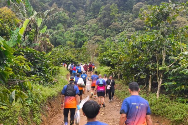 Lari Sambil Pungut Sampah, Aksi Run & Clean Bukit Cisadon di Sentul