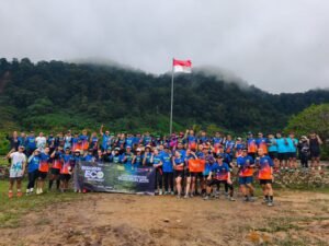 Lari Sambil Pungut Sampah, Aksi Run & Clean Bukit Cisadon di Sentul