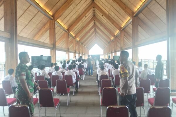 Dekatkan Diri ke Masyarakat, Polisi Sukagalih Kawal Rekrutmen PT Eiger Adventure Land