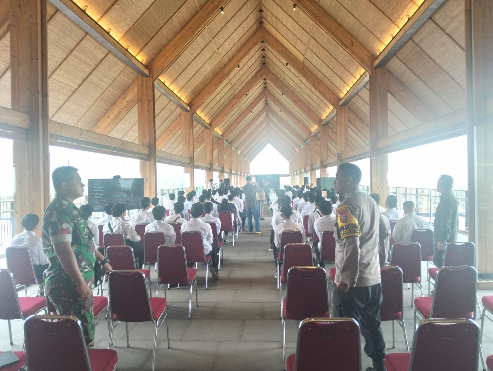 Dekatkan Diri ke Masyarakat, Polisi Sukagalih Kawal Rekrutmen PT Eiger Adventure Land