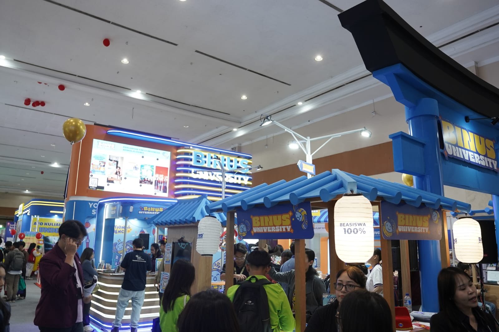 Kolaborasi Alumni Warnai Booth BINUS University di IIETE 2026, Buka Peluang Karier Gen Z