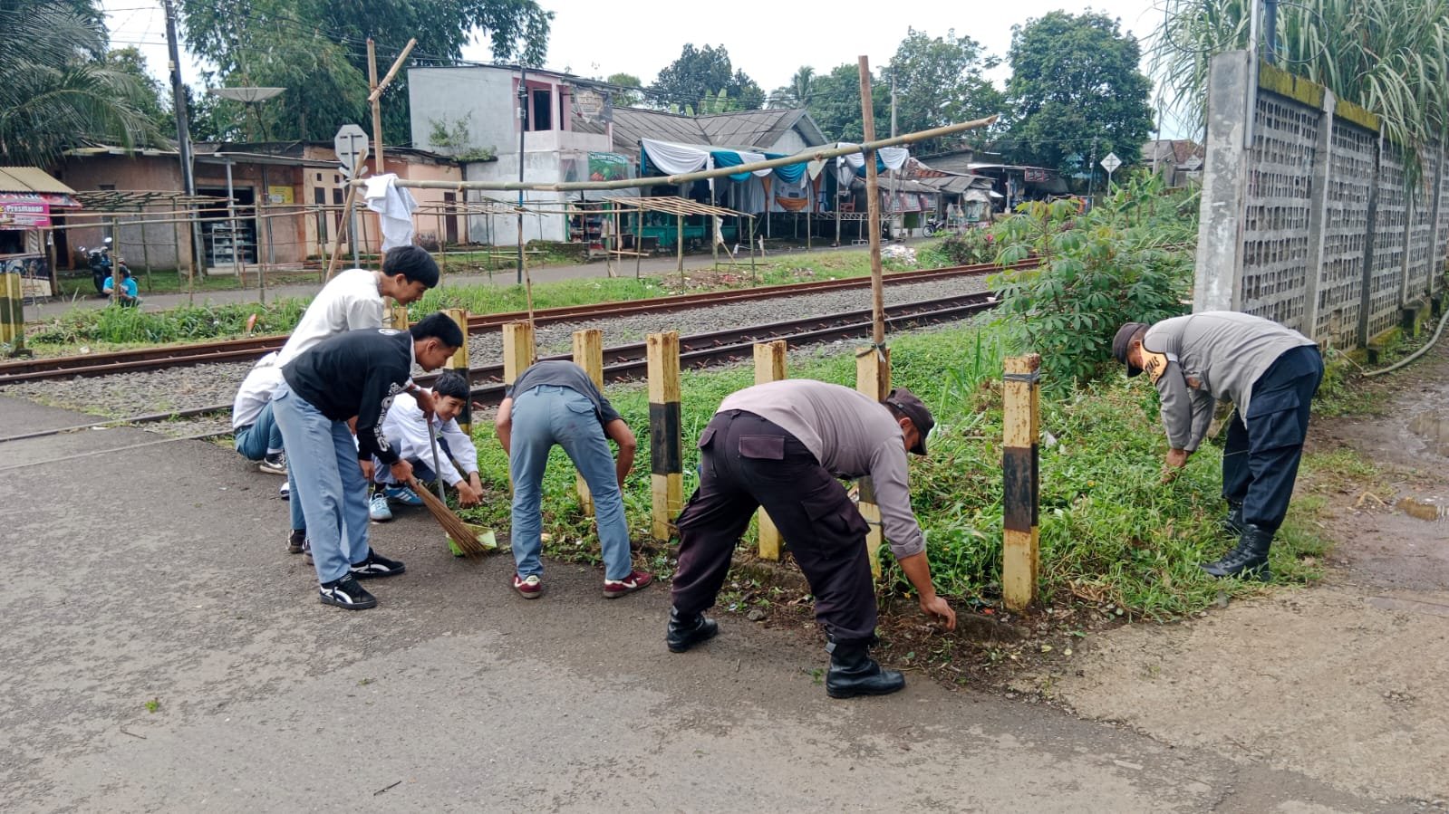 Sinergi Sekolah dan Polisi, Jumat Bersih Digelar di Desa Ciadeg