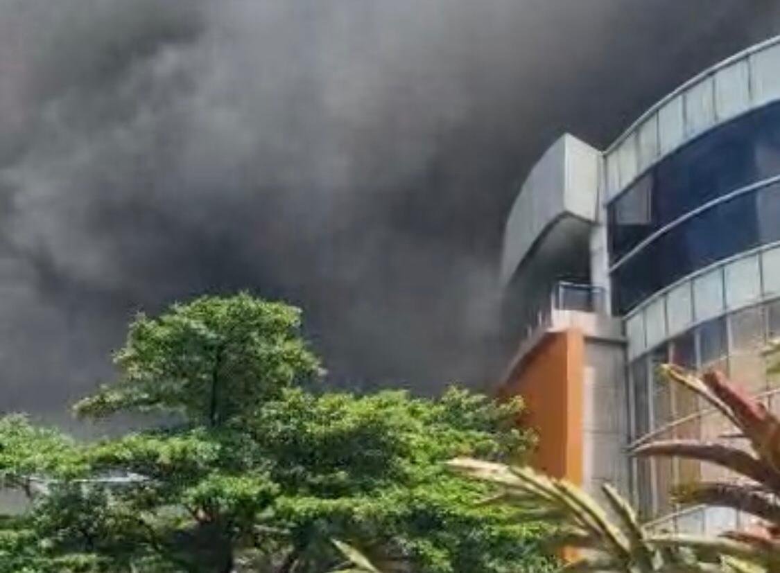 Mal Ciputra Cibubur Dilalap Api, Petugas Masih Lakukan Pemadaman