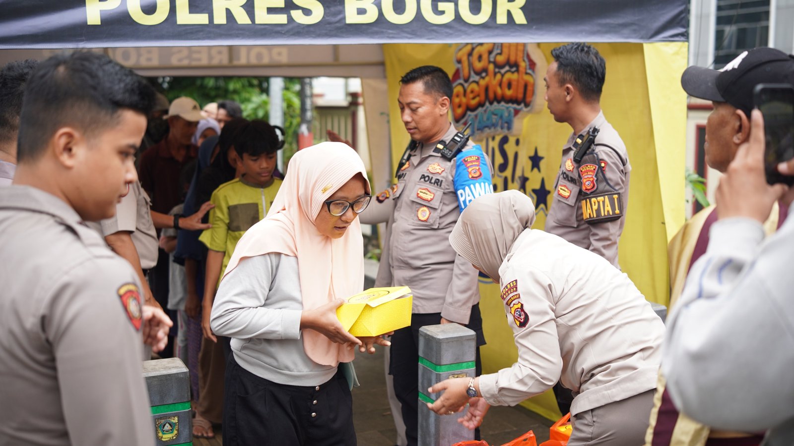 Aksi Humanis Polres Bogor: Bagi-Bagi Takjil dan Nasi Kotak Jelang Berbuka Puasa