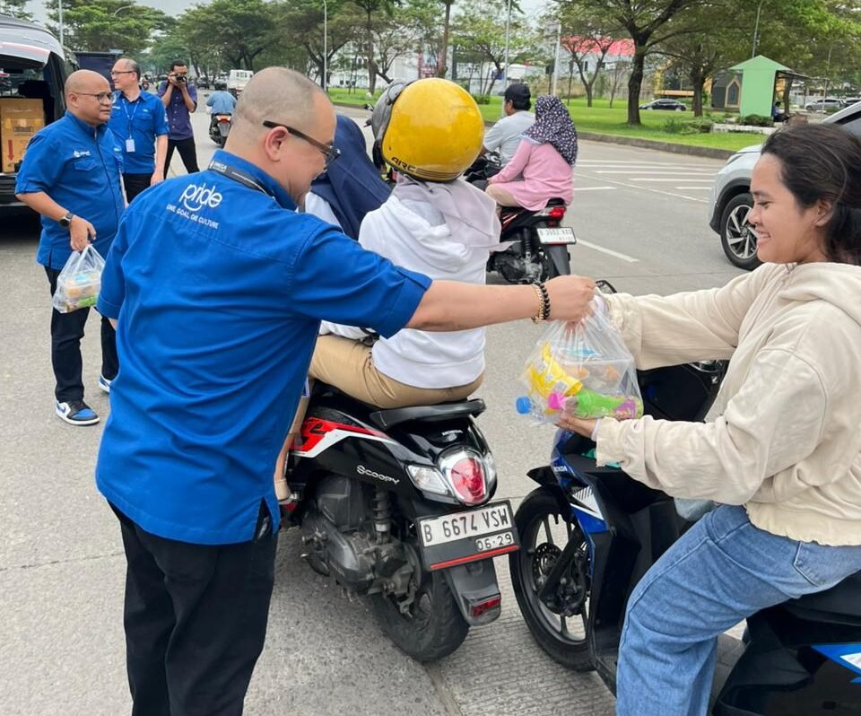 1.000 Paket Takjil Dibagikan Alfaland Group & Omega Hotel Management di Ramadan 2026