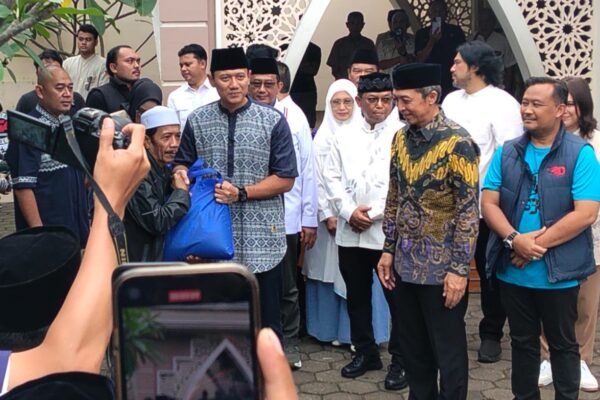 Naik Vespa ke Balai Kota, AHY Serahkan Bantuan DKM dan Dialog dengan Warga Bogor