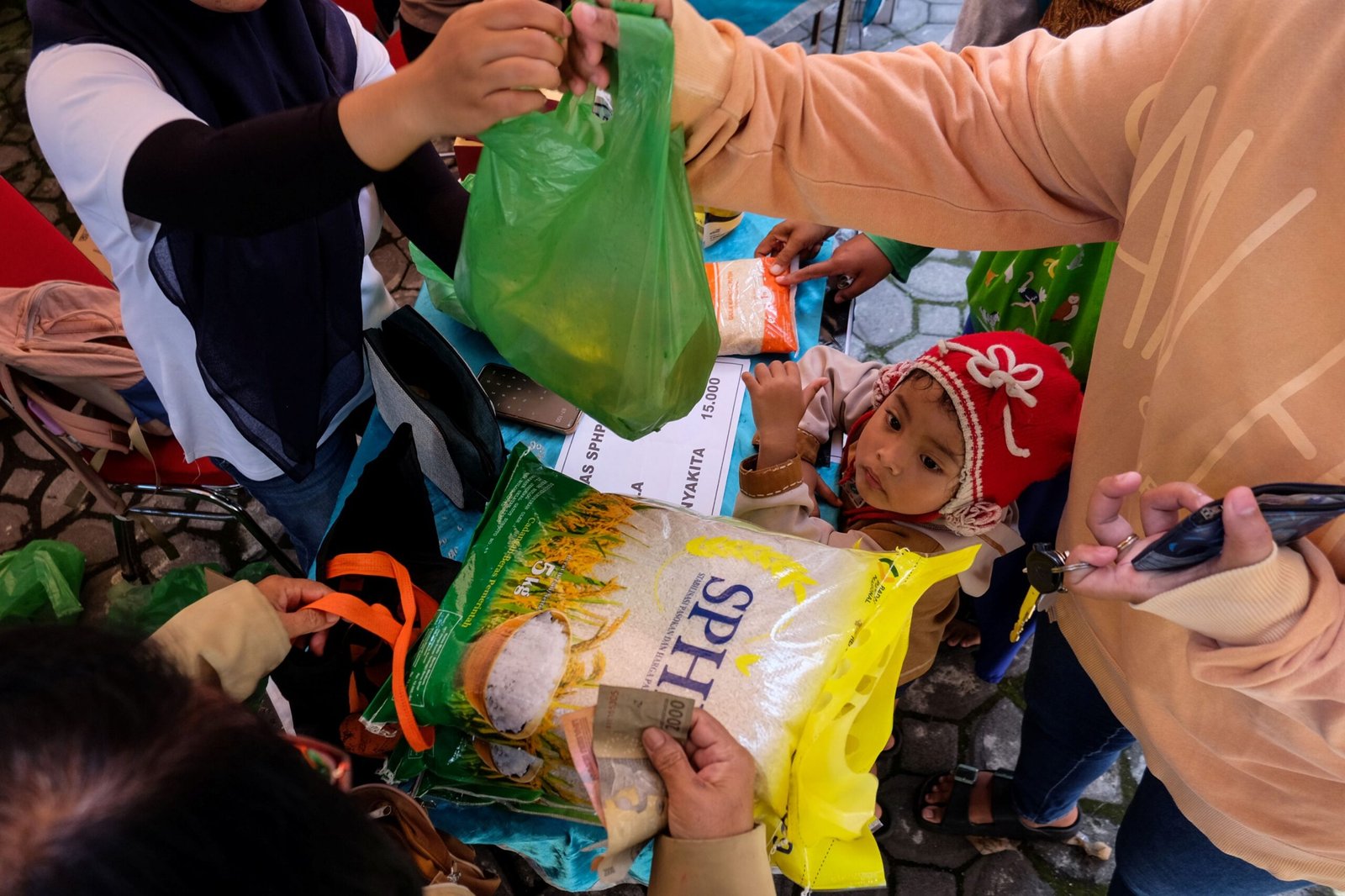 Mendagri Minta Warga Tak Panic Buying Jelang Lebaran, Stok Beras 4 Juta Ton Aman