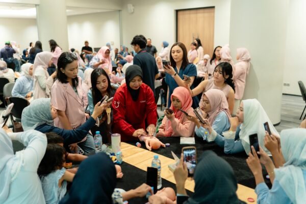 Vicks Gelar Hari #KasihNyamannya, Edukasi Ibu tentang Ritual Pijat Bayi “Oles, Pijat, LOVE”