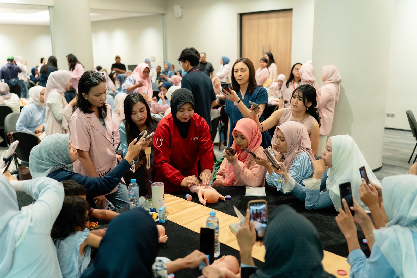 Vicks Gelar Hari #KasihNyamannya, Edukasi Ibu tentang Ritual Pijat Bayi “Oles, Pijat, LOVE”