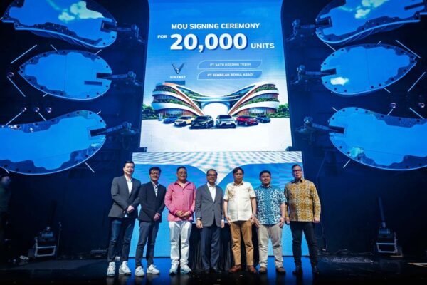 VinFast Teken Dua MoU Pasok 20.000 Kendaraan Listrik untuk Transportasi di Indonesia