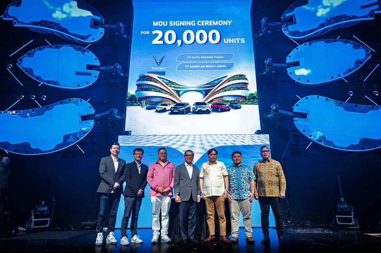 VinFast Teken Dua MoU Pasok 20.000 Kendaraan Listrik untuk Transportasi di Indonesia