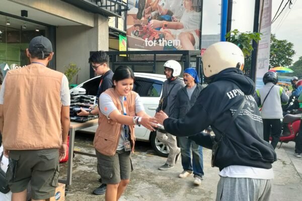 Ramadan Penuh Berkah, Eiger Margonda Depok dan Jurnalis Bagikan 200 Takjil Gratis