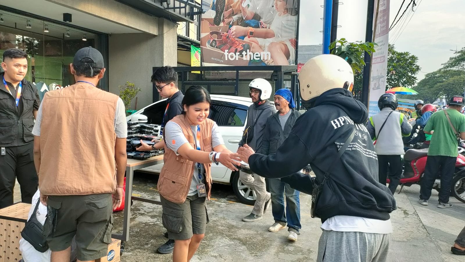 Ramadan Penuh Berkah, Eiger Margonda Depok dan Jurnalis Bagikan 200 Takjil Gratis