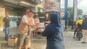 Ramadan Penuh Berkah, Eiger Margonda Depok dan Jurnalis Bagikan 200 Takjil Gratis