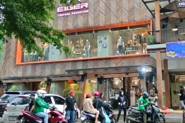 Tebar Kebaikan di Bulan Suci, Eiger Tropical Adventure Bagikan Takjil untuk Warga