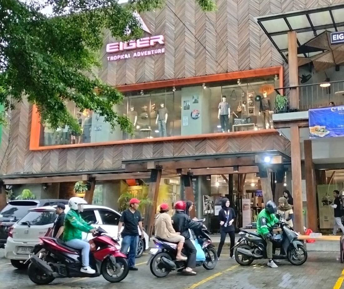 Tebar Kebaikan di Bulan Suci, Eiger Tropical Adventure Bagikan Takjil untuk Warga