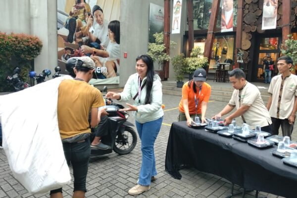 EIGER Adventure Flagship Store Radio Dalam Berbagi Takjil, Warga Sambut Antusias